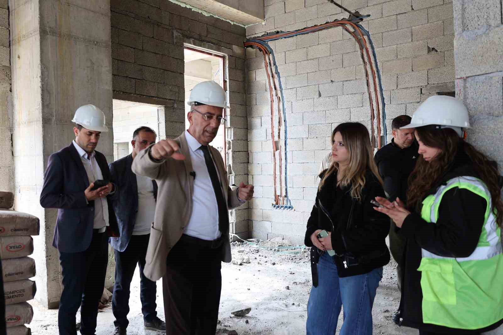 Başkan Yapar, Akasya Mahallesinde yapımı devam eden sosyal tesisi inceledi