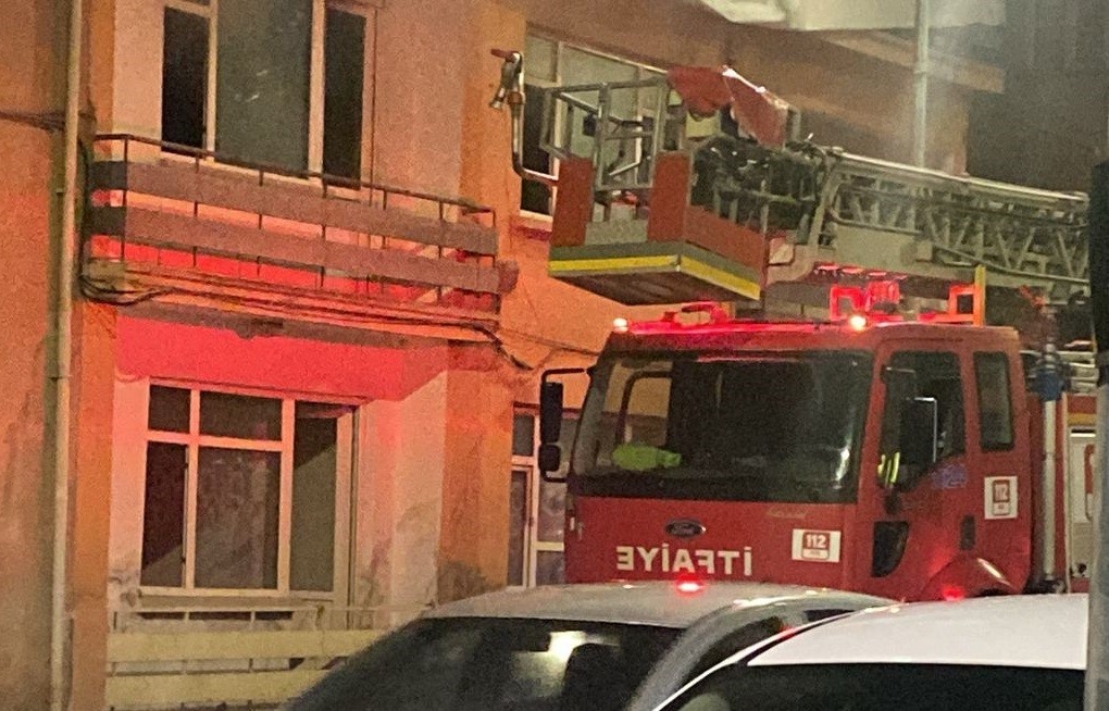 Metruk binada &uuml;st &uuml;ste 3 yangın
