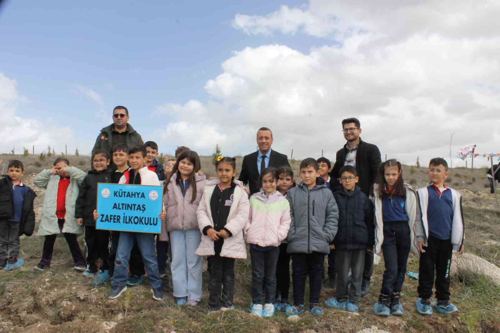 Altıntaş&rsquo;ta ağa&ccedil; dikme etkinliğinde fidanlar toprakla buluştu
