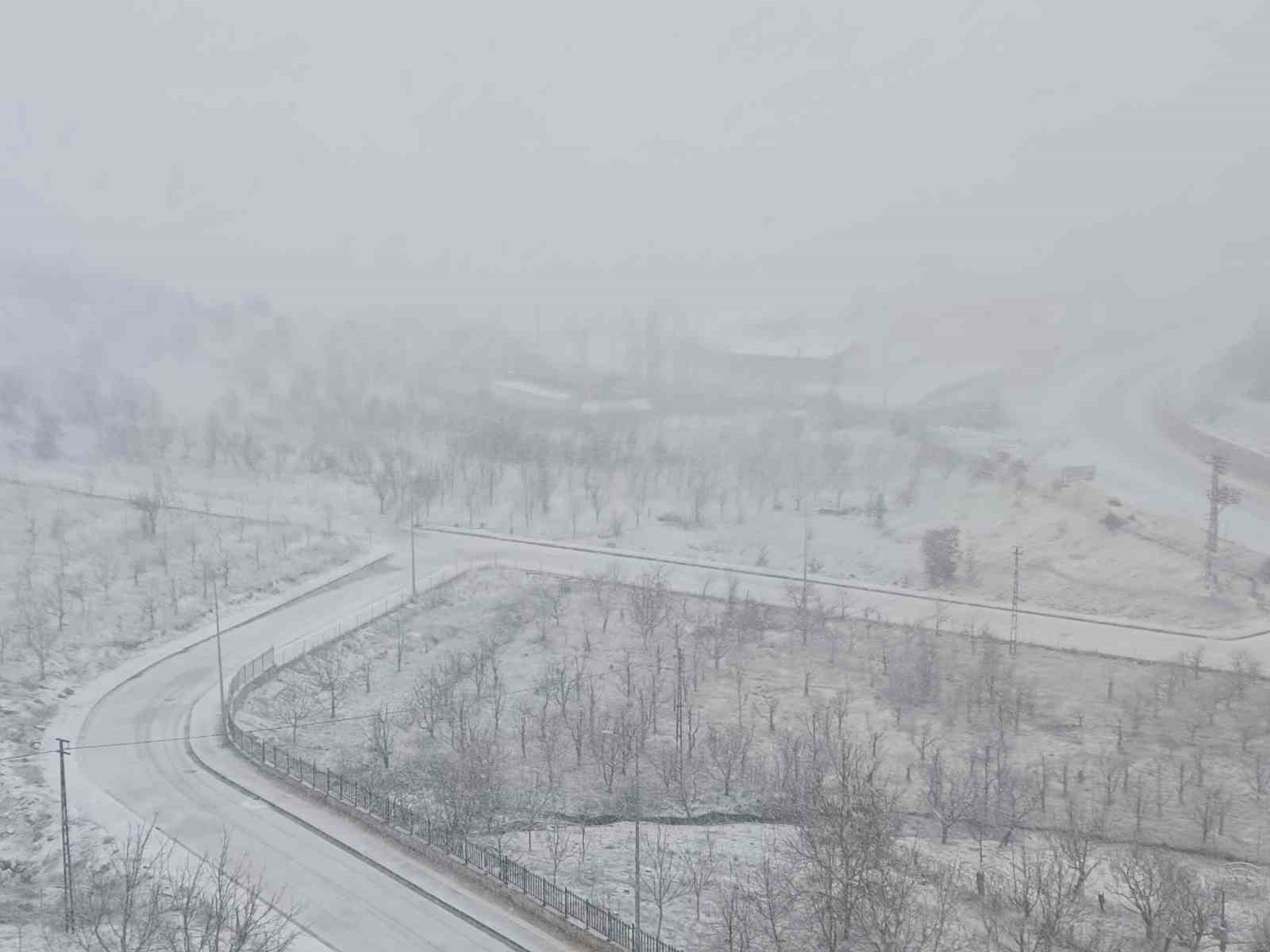 Konya&rsquo;da kar yağışı il&ccedil;eyi beyaza b&uuml;r&uuml;d&uuml;
