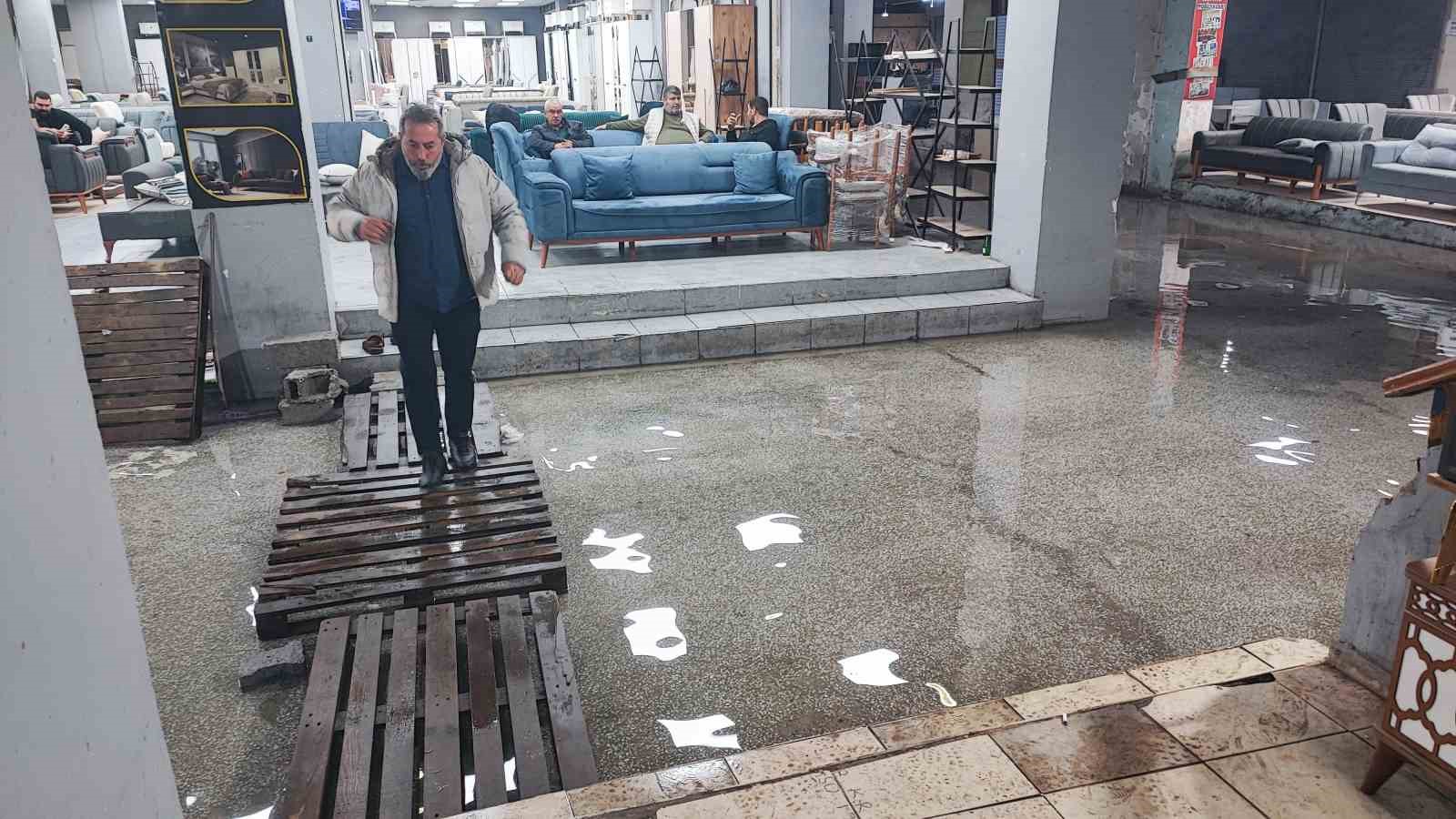 Adana&rsquo;da iş hanını 27 yıldır su basıyor
