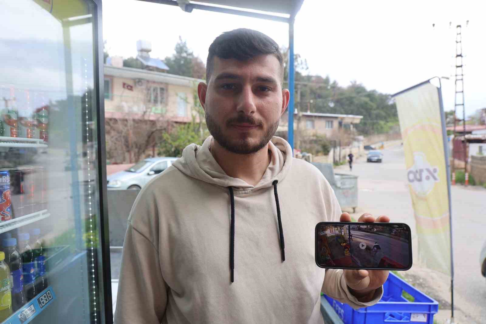 S&uuml;r&uuml;n&uuml;n ge&ccedil;işi esnasında 3 metrelik kuyuya d&uuml;şen koyunu esnaf kurtardı: O anlar kamerada
