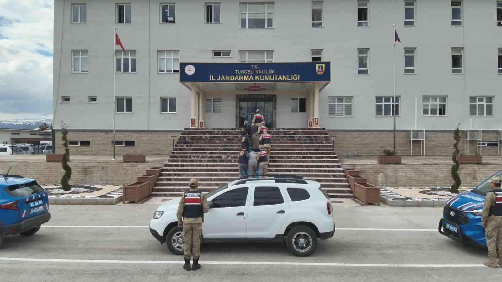 Kendini polis ve savcı olarak tanıtıp 2 milyon lira vurgun yapan 3 ş&uuml;pheli tutuklandı
