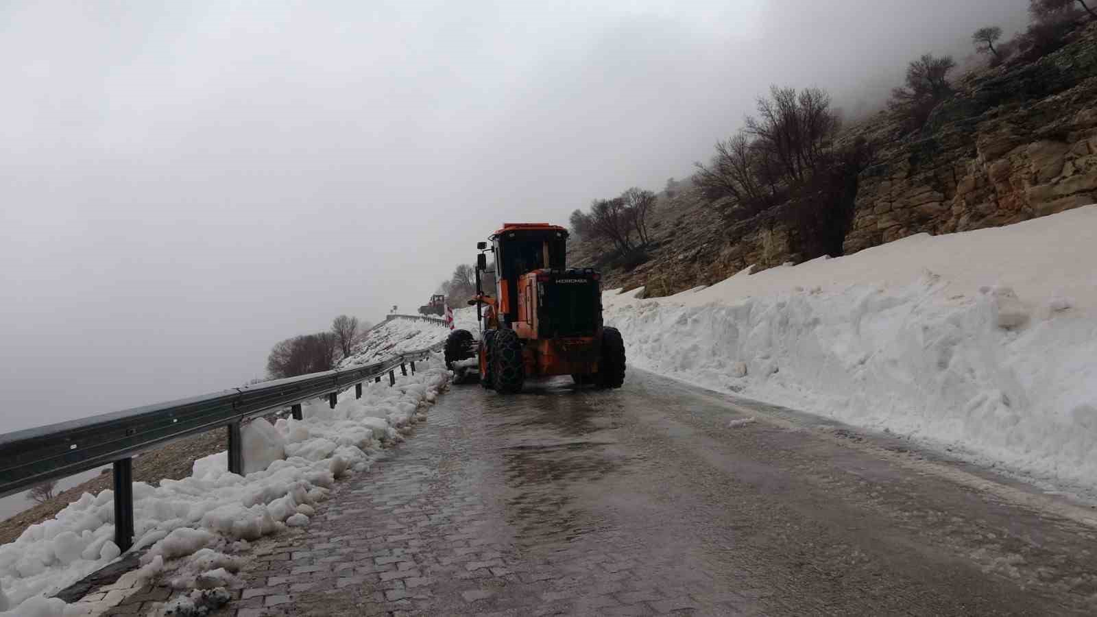 Yoğun kar nedeniyle kapalı olan Nemrut Dağı yolu a&ccedil;ılıyor
