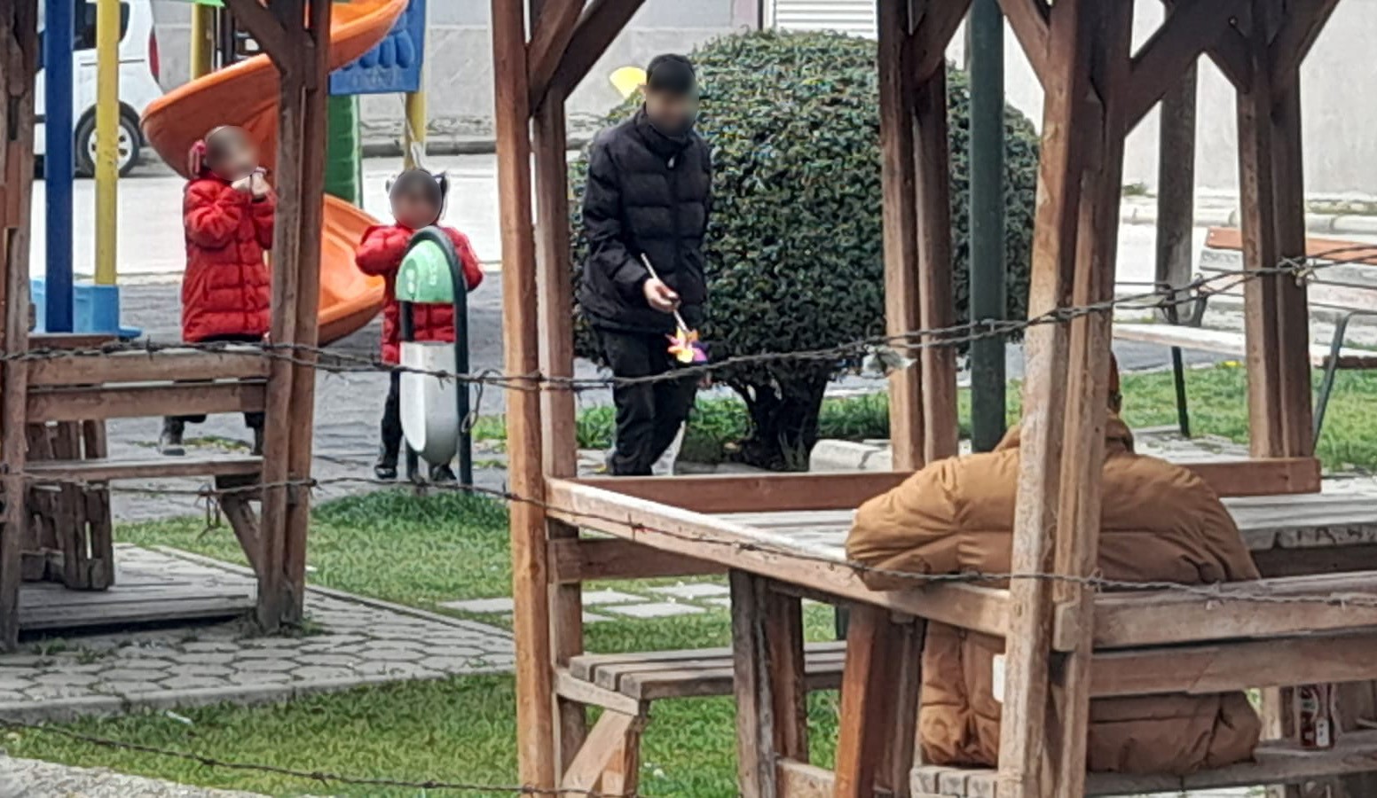 Eskişehir&rsquo;de &ccedil;ocuk parkında aileleri tedirgin eden g&ouml;r&uuml;nt&uuml;ler
