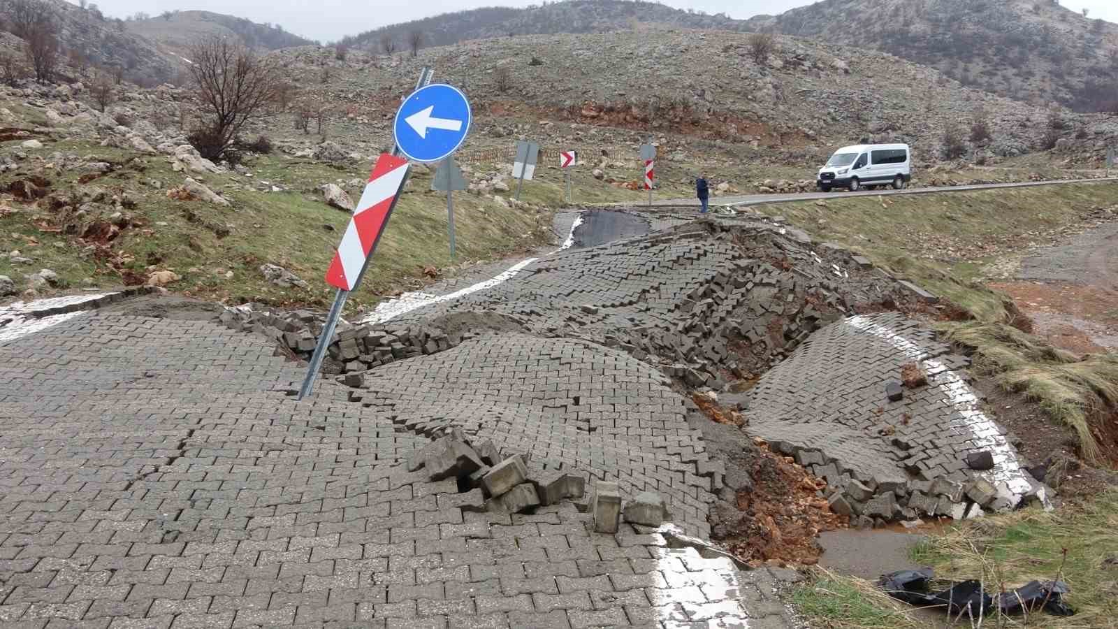 Nemrut Dağı yolunda heyelan meydana geldi