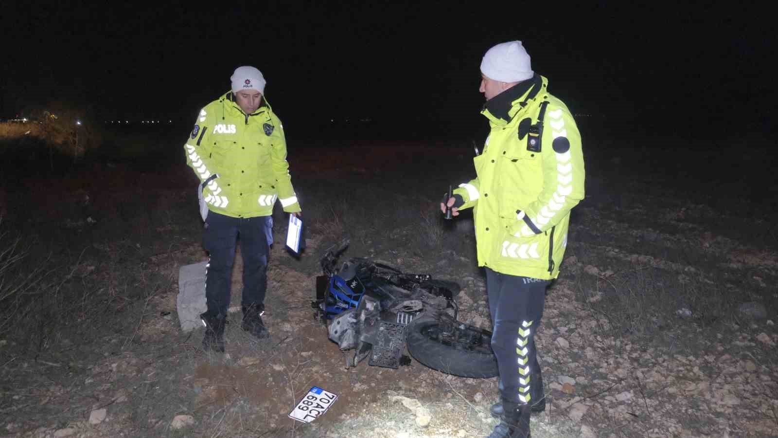 Minib&uuml;se arkadan &ccedil;arpan motosiklet 70 metre s&uuml;r&uuml;klendi: 1 yaralı
