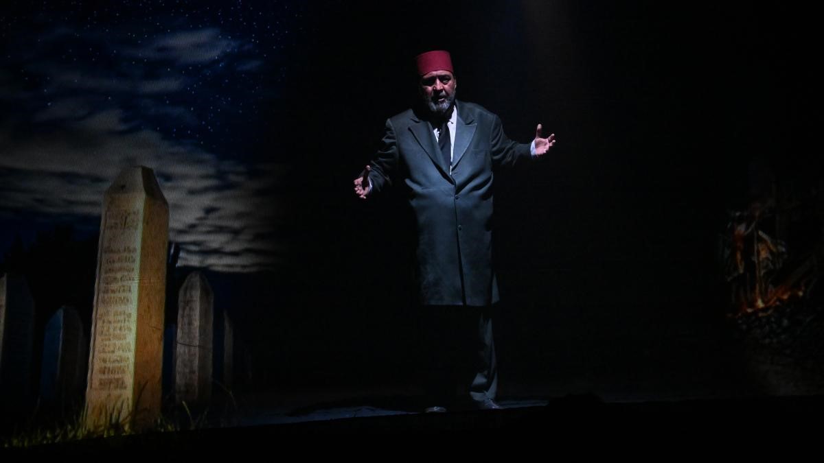 "Firavunla Y&uuml;z Y&uuml;ze" oyunu tiyatro severlerle buluştu
