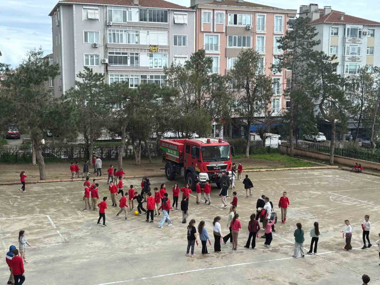 Babaeski&rsquo;de &ouml;ğrencilere orman sevgisi ve yangın eğitimi verildi
