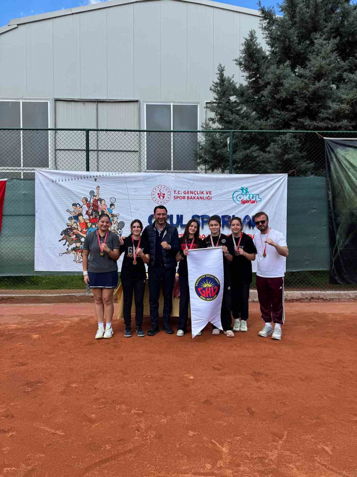 Kortların şampiyonu Gaziantep Kolej Vakfı T&uuml;rkiye finallerinde
