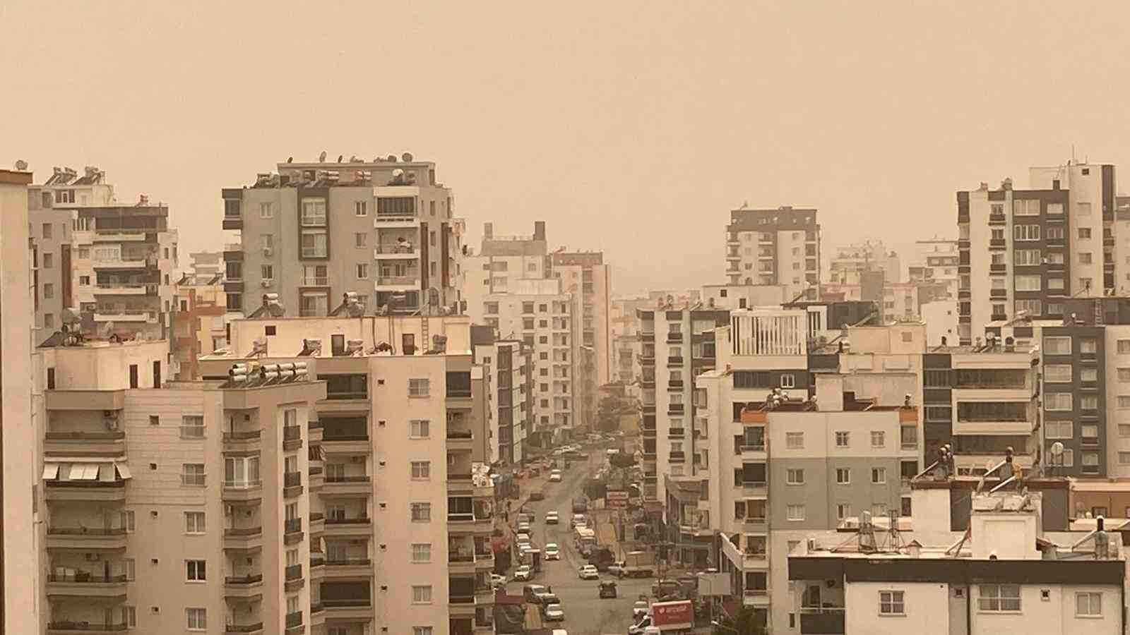 Toz &ccedil;evreyi kapladı: G&ouml;r&uuml;ş mesafesi d&uuml;şt&uuml;, hava kızıla d&ouml;nd&uuml;
