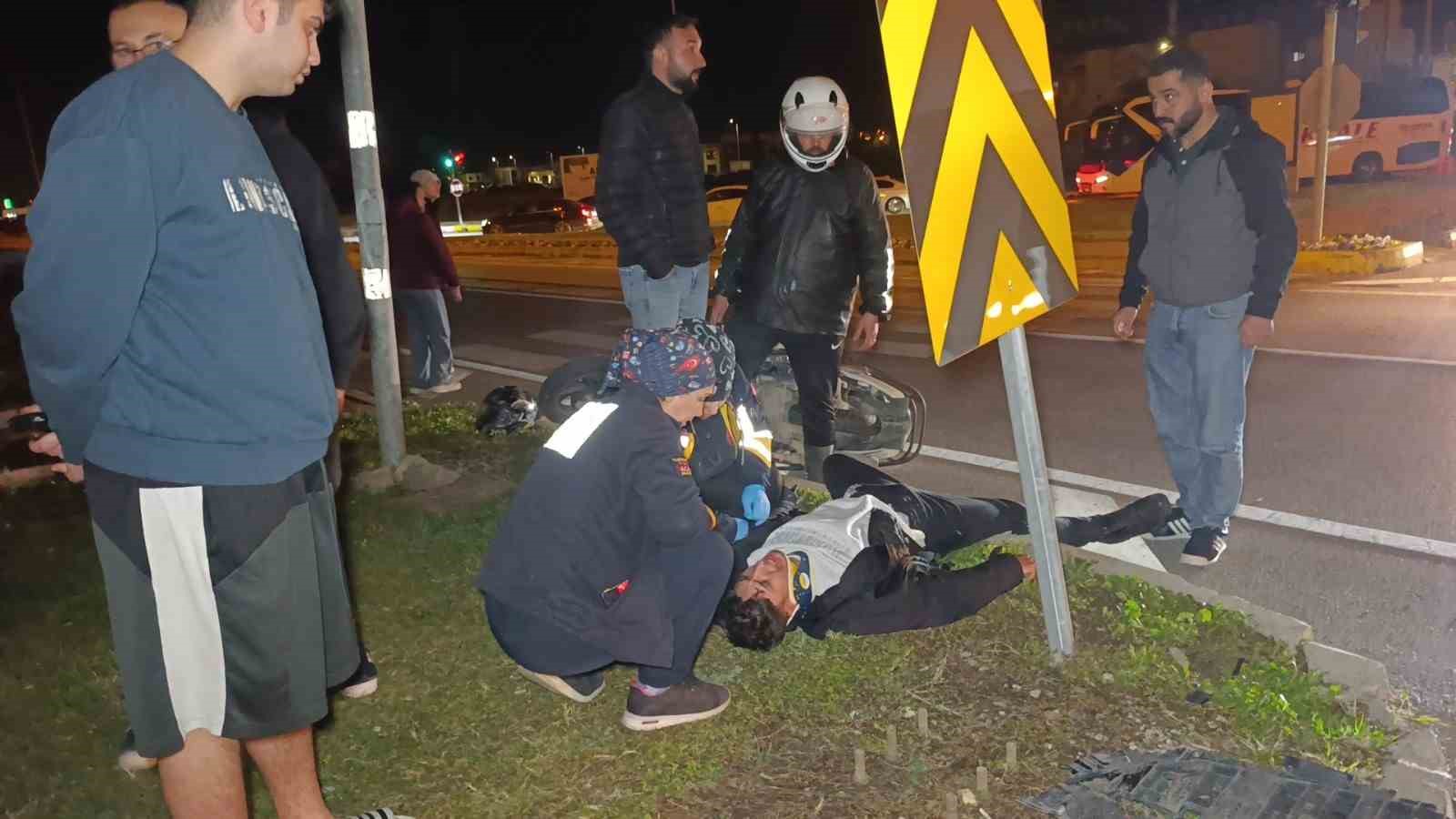 Otomobil ile &ccedil;arpışan motosikletli acı i&ccedil;inde yerde kaldı
