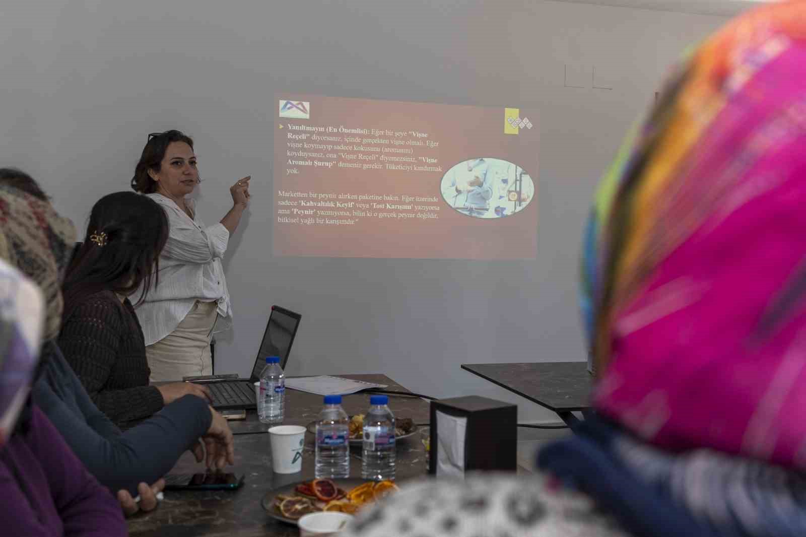 Mersin&rsquo;de &uuml;reticilere gıda okuryazarlığı eğitimi
