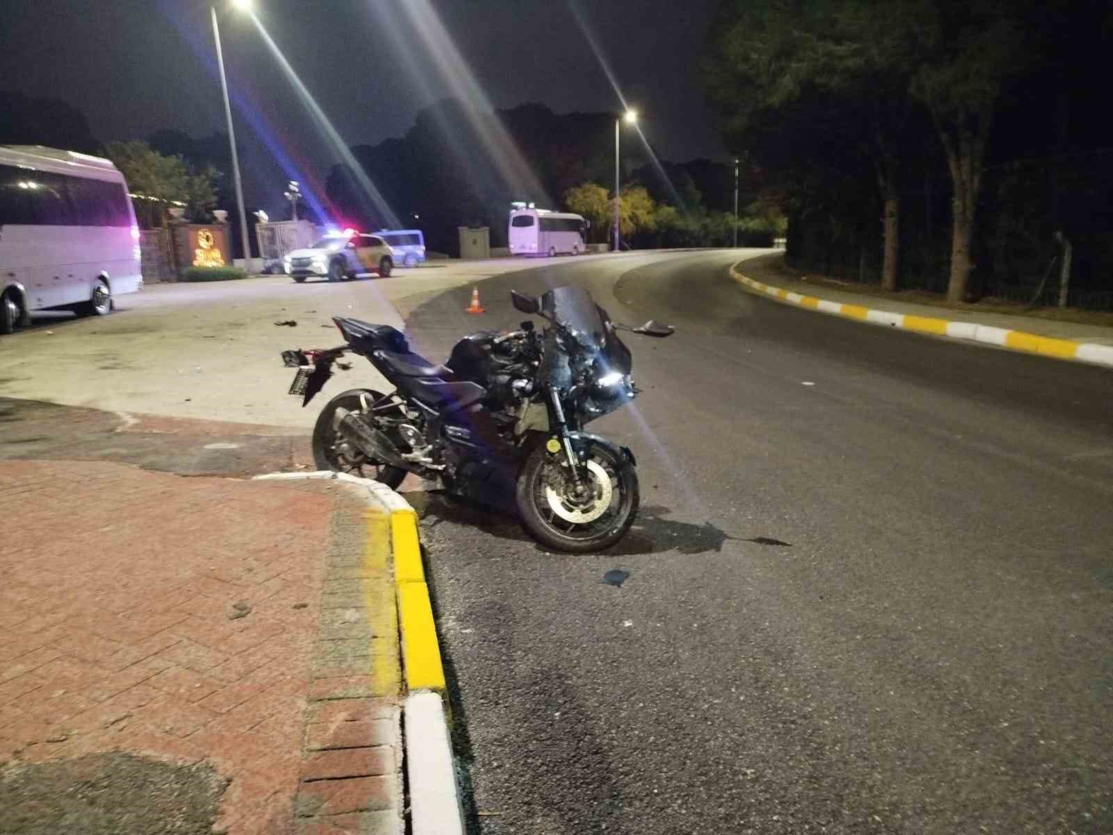 Serik&rsquo;te midib&uuml;s ile &ccedil;arpışan motosikletli yaralandı
