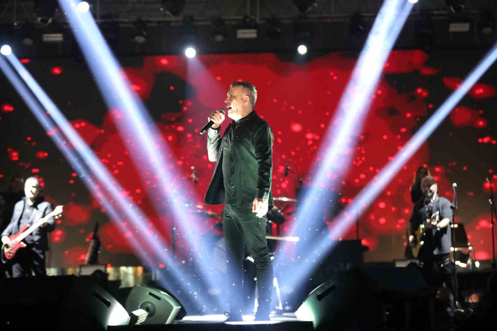 Adana&rsquo;da yağmur altında Haluk Levent coşkusu
