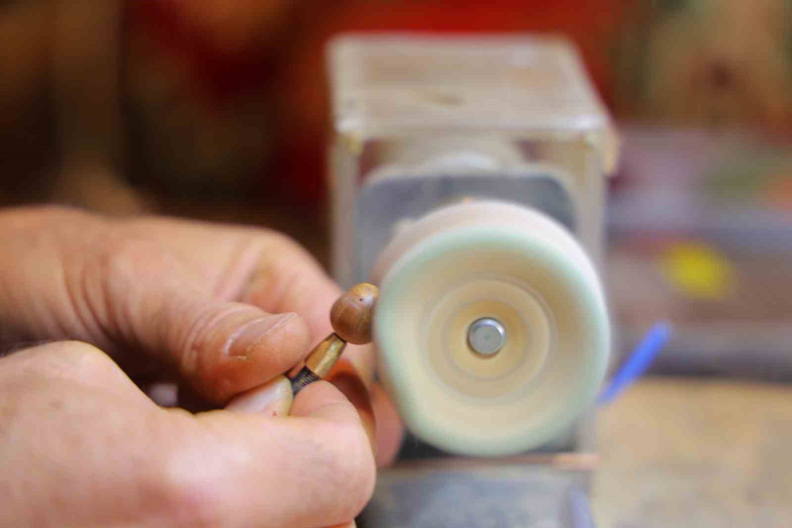 Kendi yaptığı torna ile el emeğini sanata d&ouml;n&uuml;şt&uuml;r&uuml;yor
