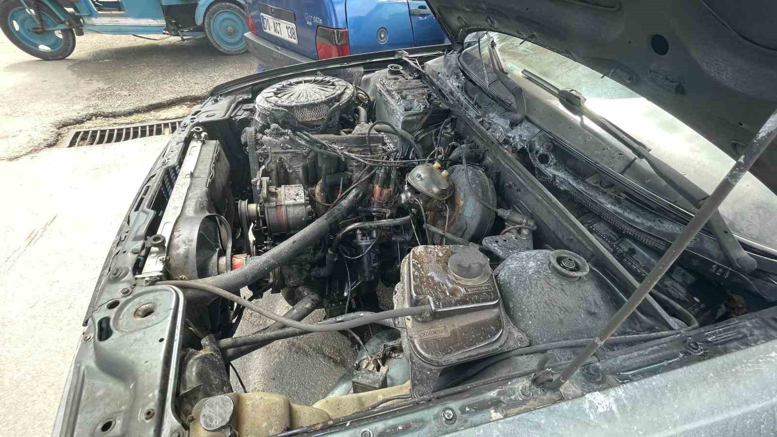 Karaman&rsquo;da yanan otomobile esnaftan hortumlu m&uuml;dahale
