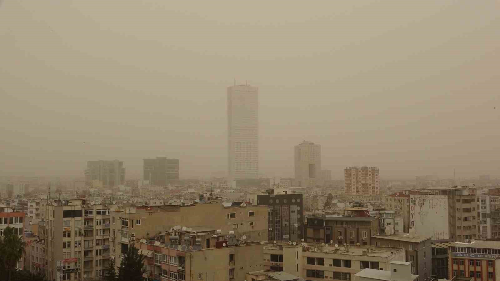 Mersin ve ilçelerinde toz taşınımı etkili oldu