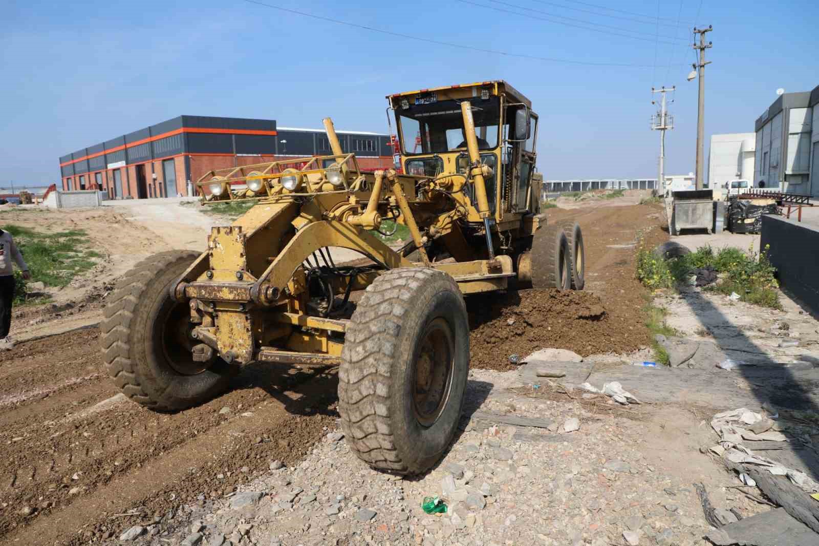 Turgutlu Belediyesi Fen İşleri ekiplerinden eş zamanlı &ccedil;alışma
