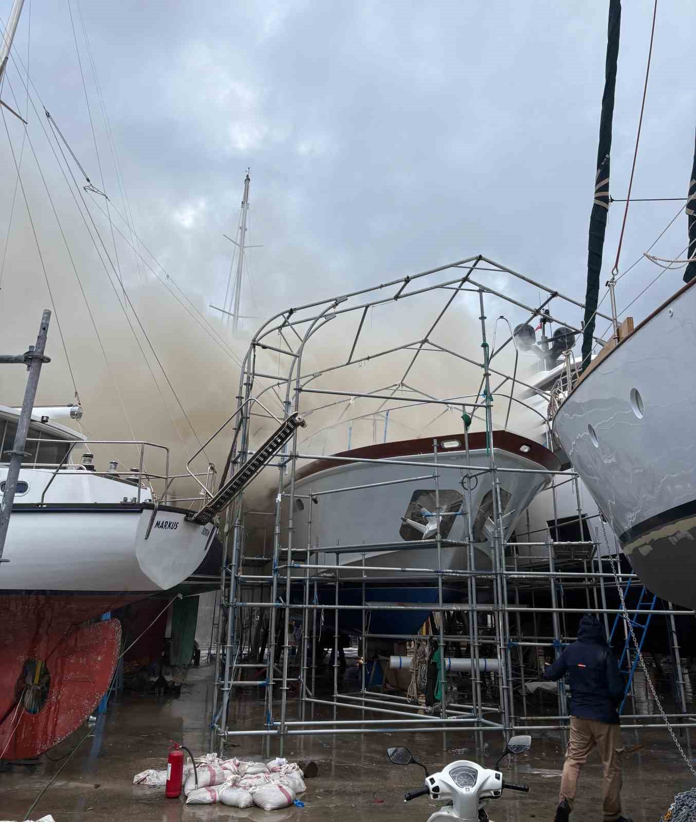 Bodrum&rsquo;da Sadri Şener&rsquo;in motoryatında yangın &ccedil;ıktı
