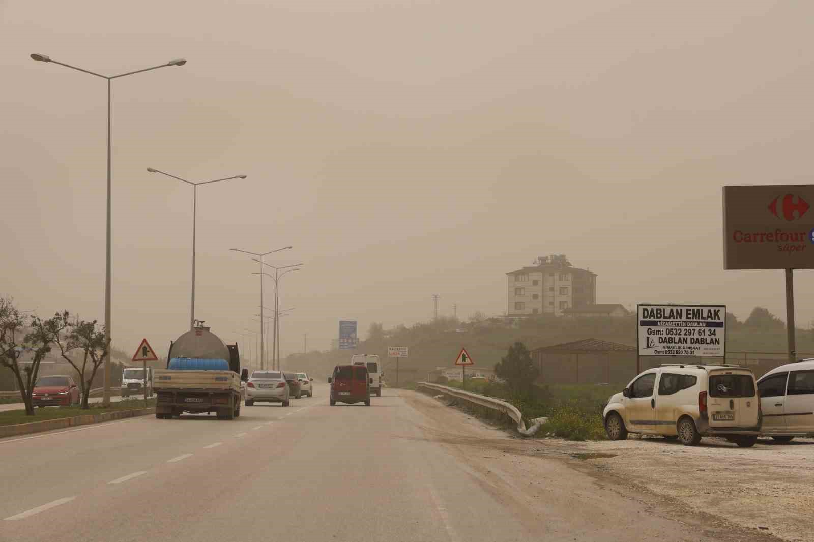 Libya&rsquo;dan gelen &ccedil;&ouml;l tozu Hatay&rsquo;ı yuttu
