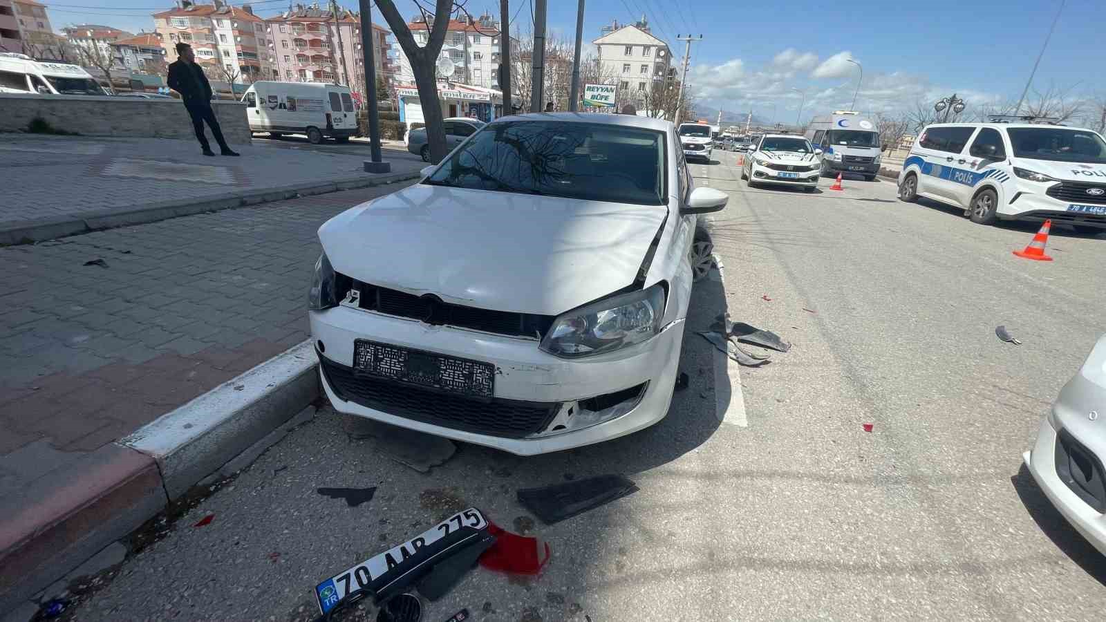 Karaman&rsquo;da hafif ticari ara&ccedil; park halindeki otomobillere &ccedil;arptı: 1 yaralı
