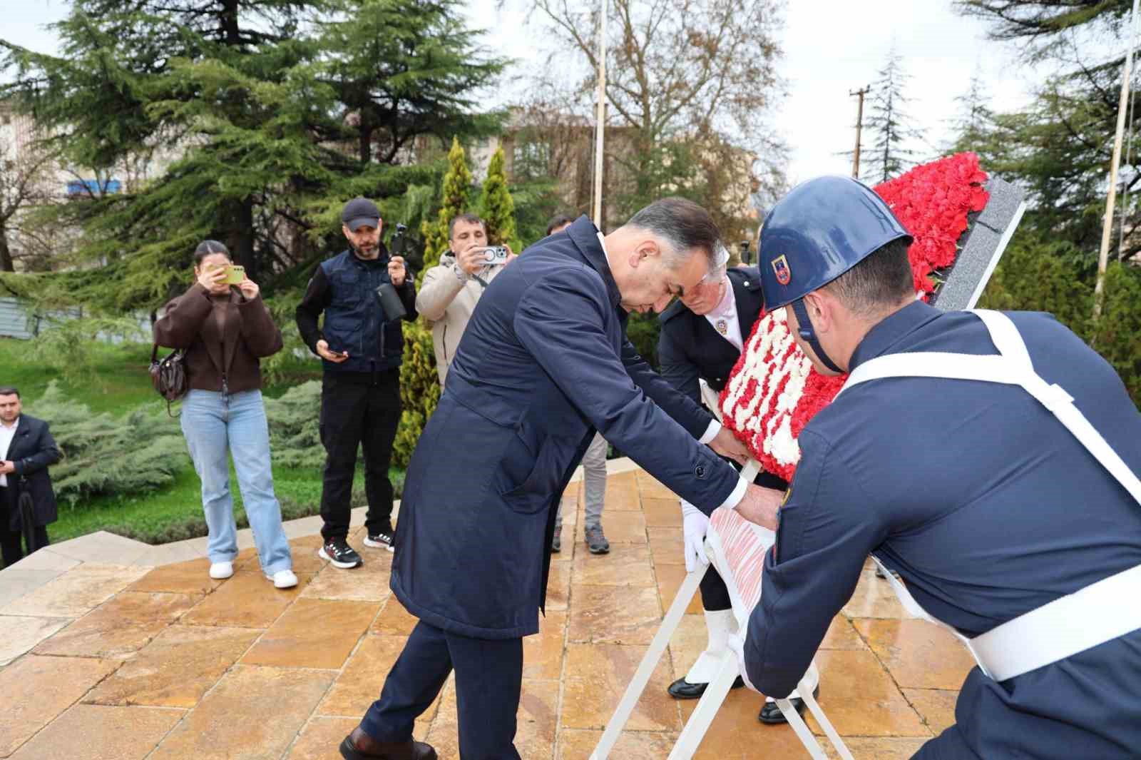 Karabük’te 89. yıl kutlamaları çelenk sunma töreniyle başladı