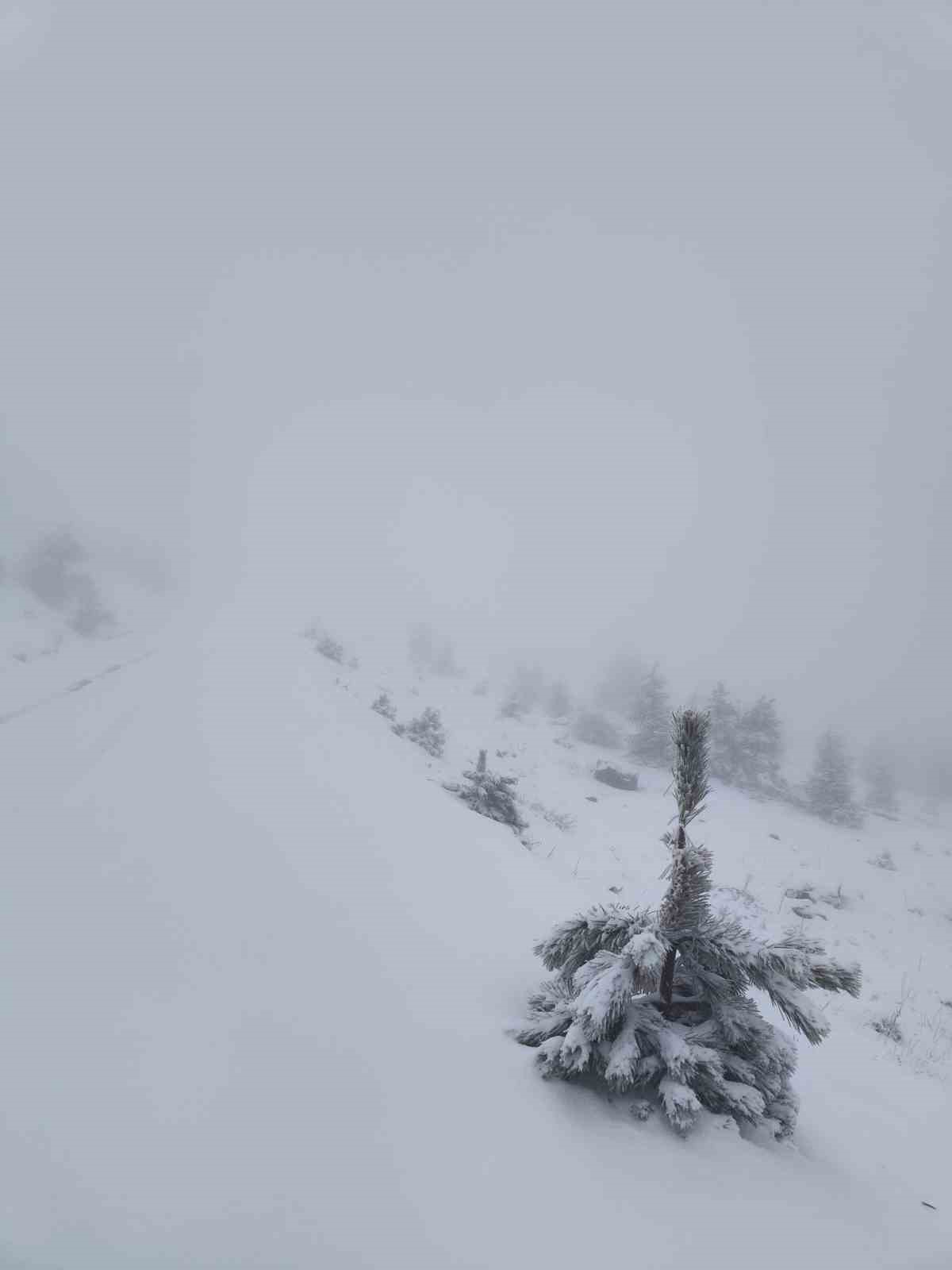Muğla&rsquo;da Nisan s&uuml;rprizi G&ouml;ktepe dağı beyaza b&uuml;r&uuml;nd&uuml;
