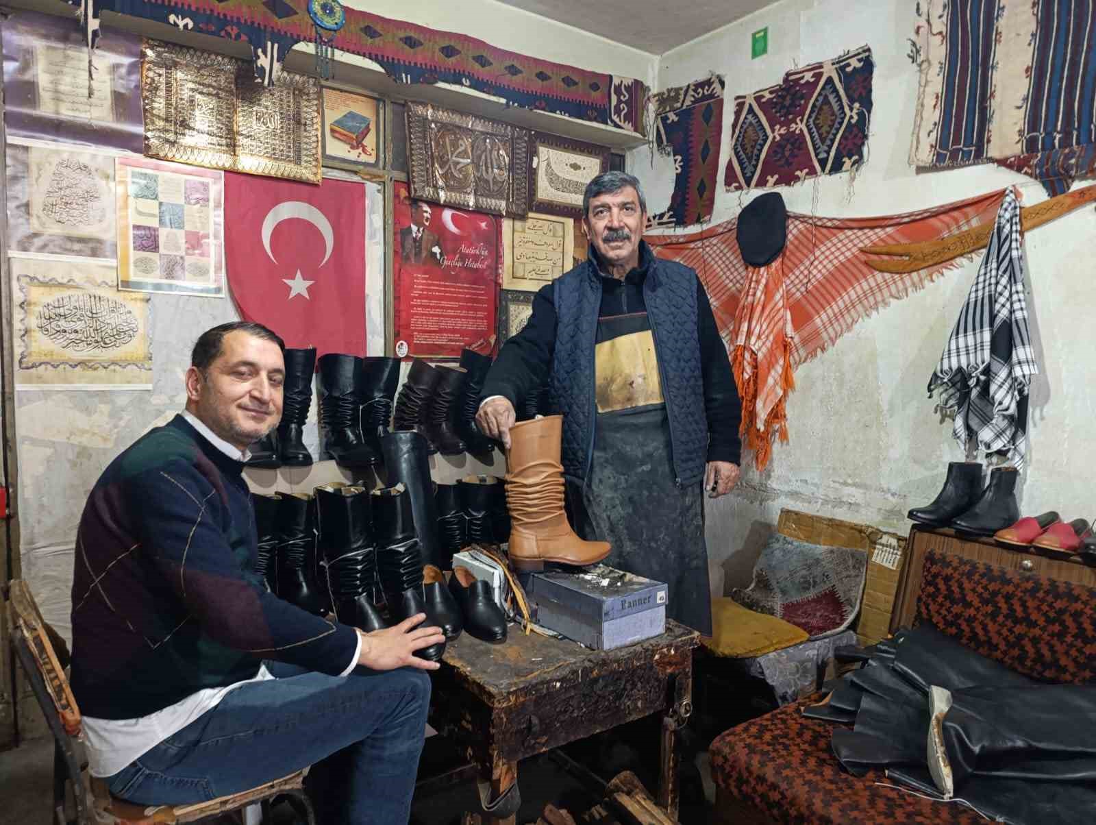 Asırlık kalıplarla k&ouml;r&uuml;kl&uuml; &ccedil;izme &uuml;retiyor
