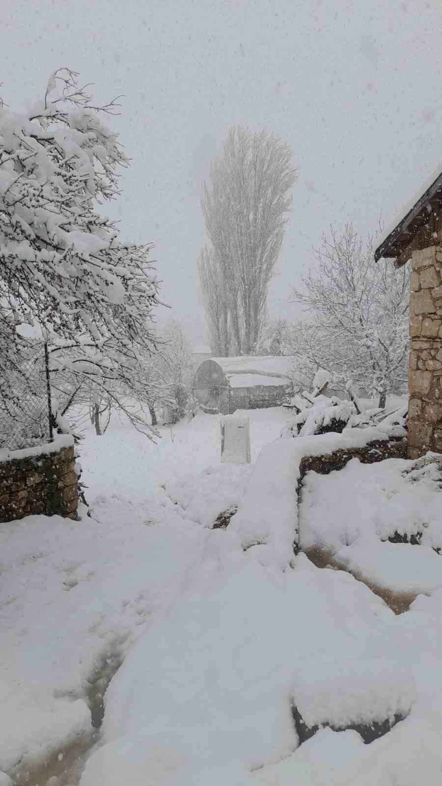 Denizli&rsquo;nin y&uuml;ksek kesimleri baharda beyaza b&uuml;r&uuml;nd&uuml;
