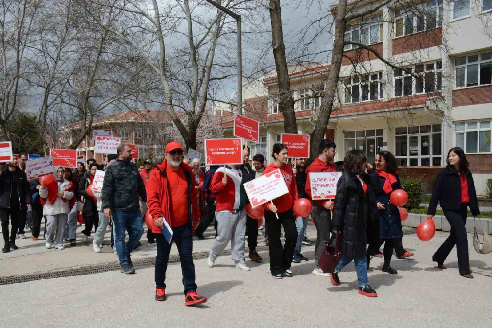 Kamp&uuml;ste "Otizm İ&ccedil;in Kırmızı Kamp&uuml;s Y&uuml;r&uuml;y&uuml;ş&uuml;"
