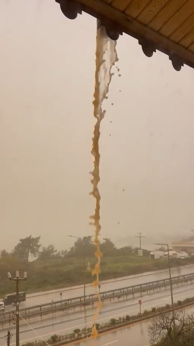 Antalya semaları kahverengiye b&uuml;r&uuml;nd&uuml; Sahra &Ccedil;&ouml;l&uuml; &uuml;zerinden gelen toz taşınımı &ccedil;amur olup yağdı
