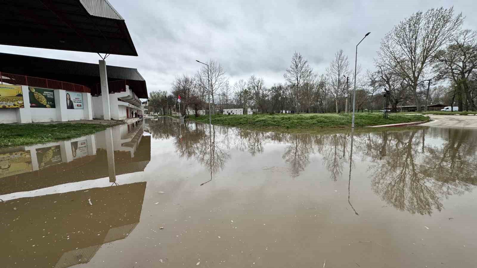 Edirne&rsquo;de nehir taşkını: Sular Er Meydanına ilerliyor
