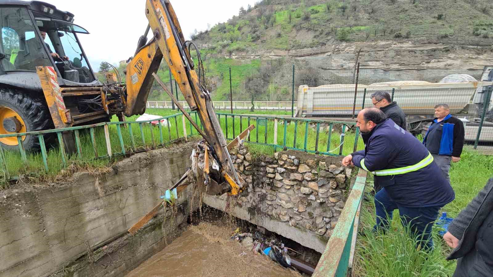 Karab&uuml;k&rsquo;te sağanak yağış sonrası dereler taştı
