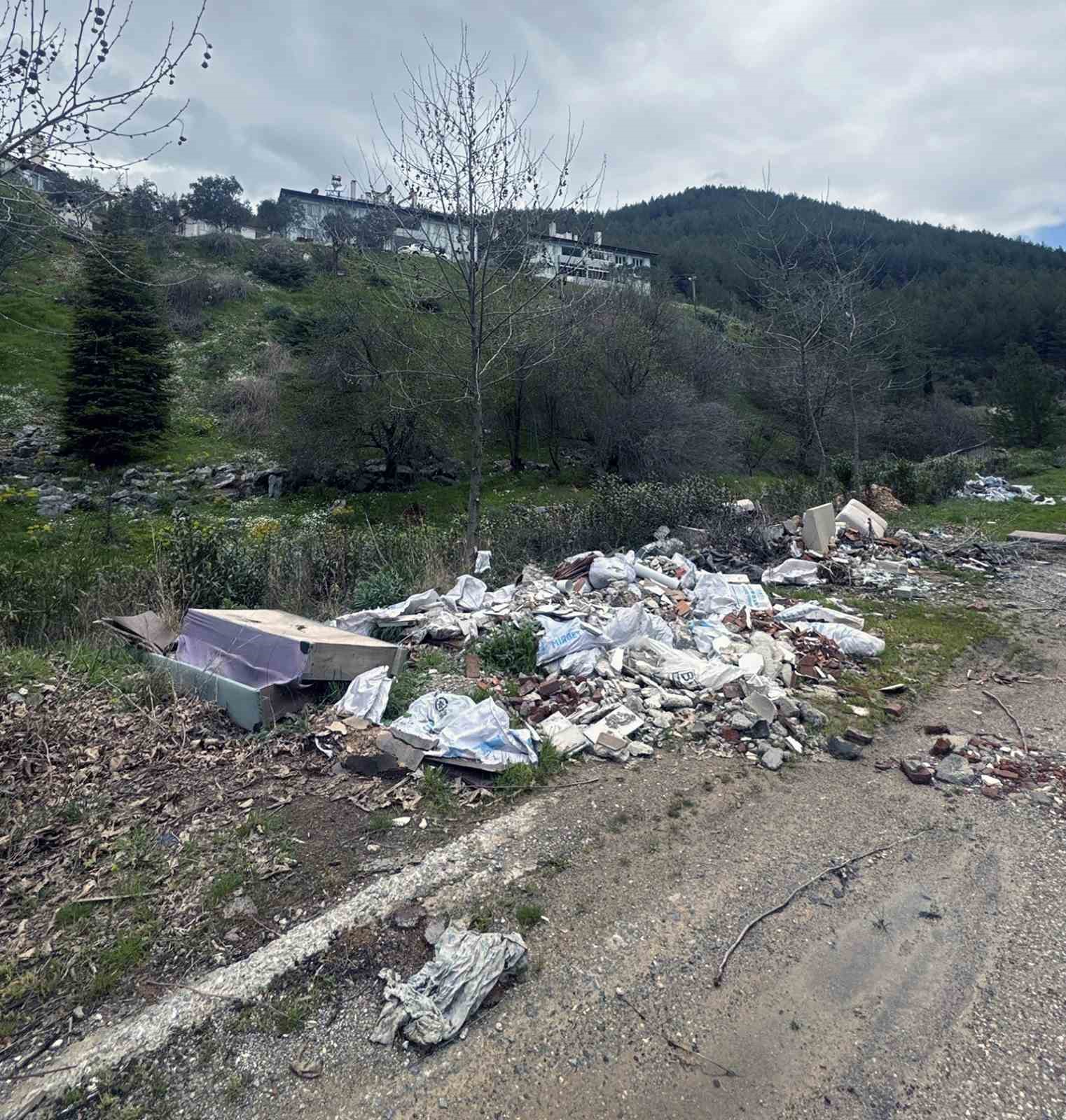 Ka&ccedil;ak d&ouml;k&uuml;m yapanlar fotokapandan ka&ccedil;amadı
