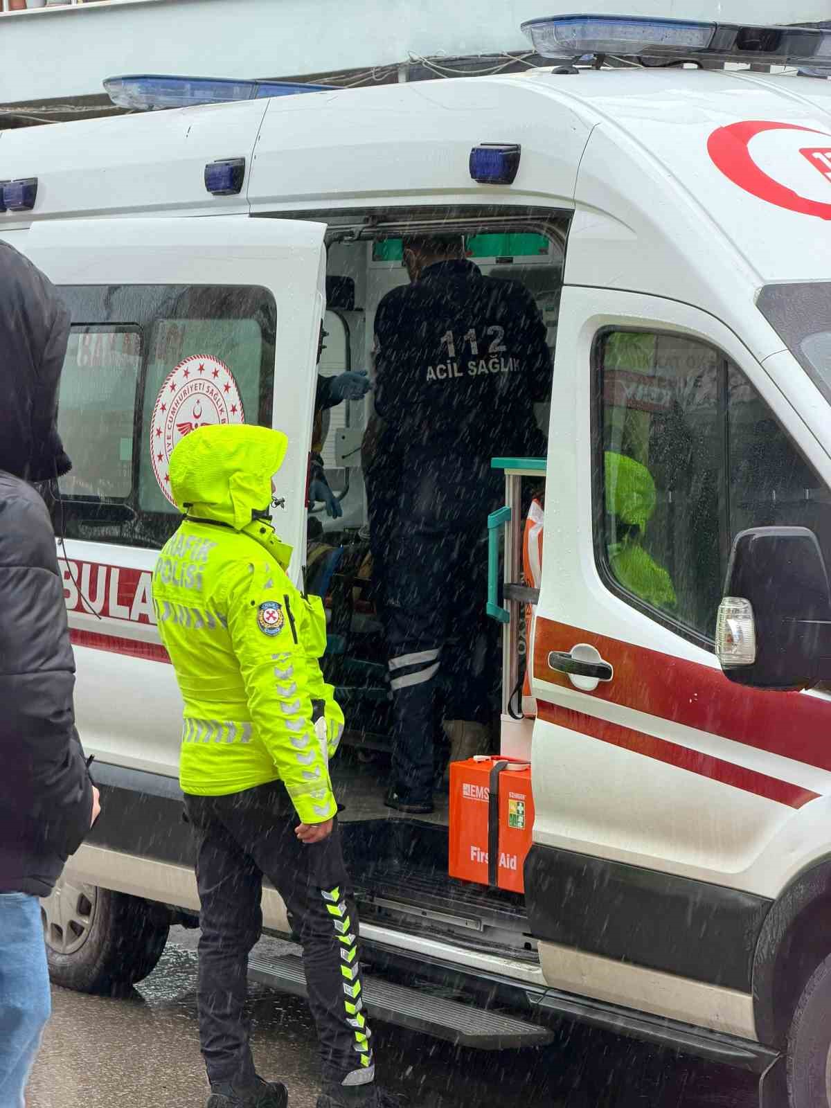 Sinop&rsquo;ta hafif ticari ara&ccedil; yayaya &ccedil;arptı: 1 yaralı
