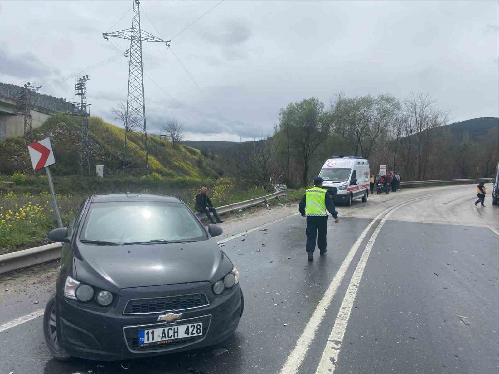 Bilecik&rsquo;te zincirleme trafik kazası; 4 yaralı
