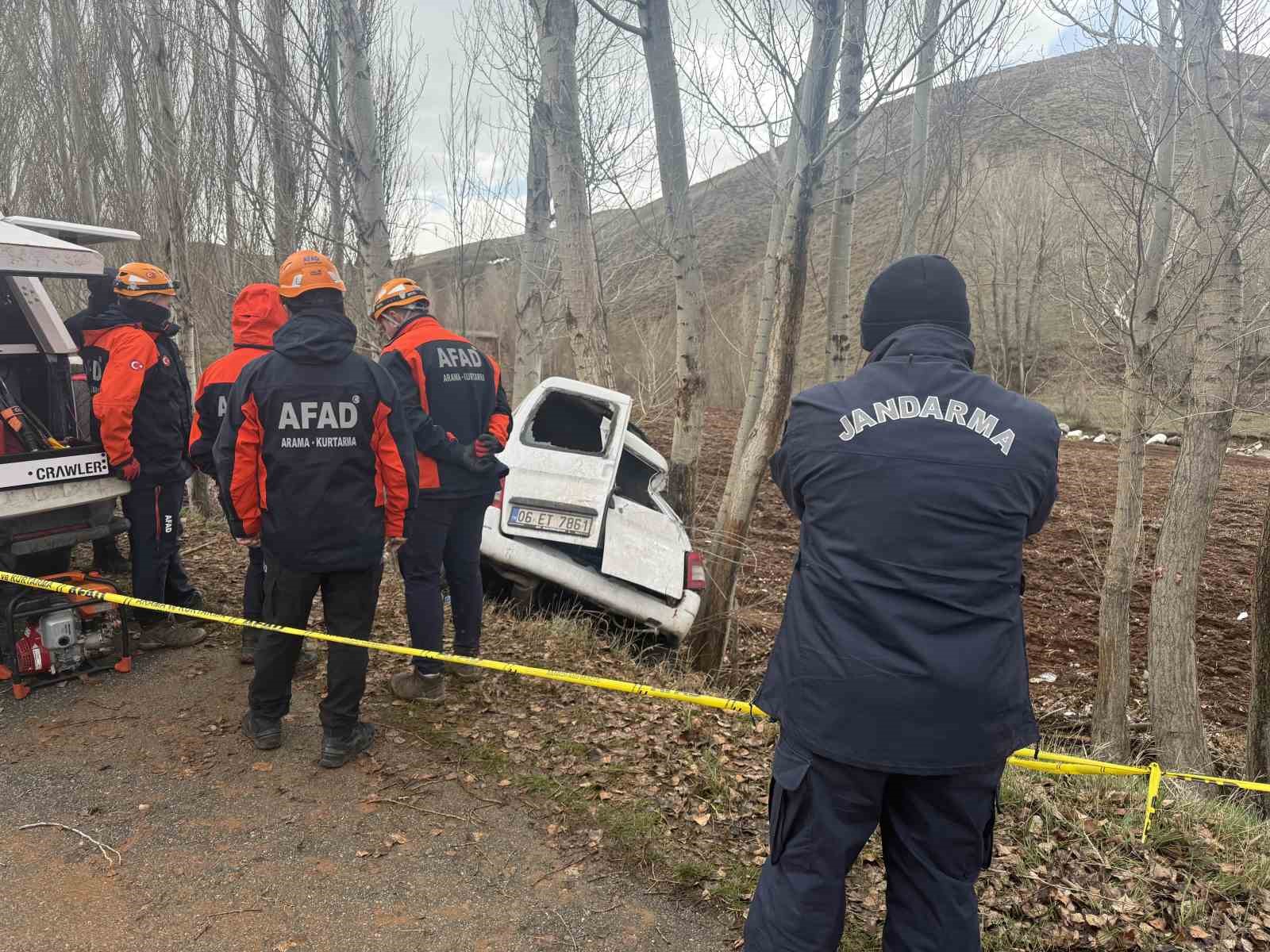 Kanser hastası babasını hastaneye g&ouml;t&uuml;r&uuml;rken kaza yaptı: 3 &ouml;l&uuml;
