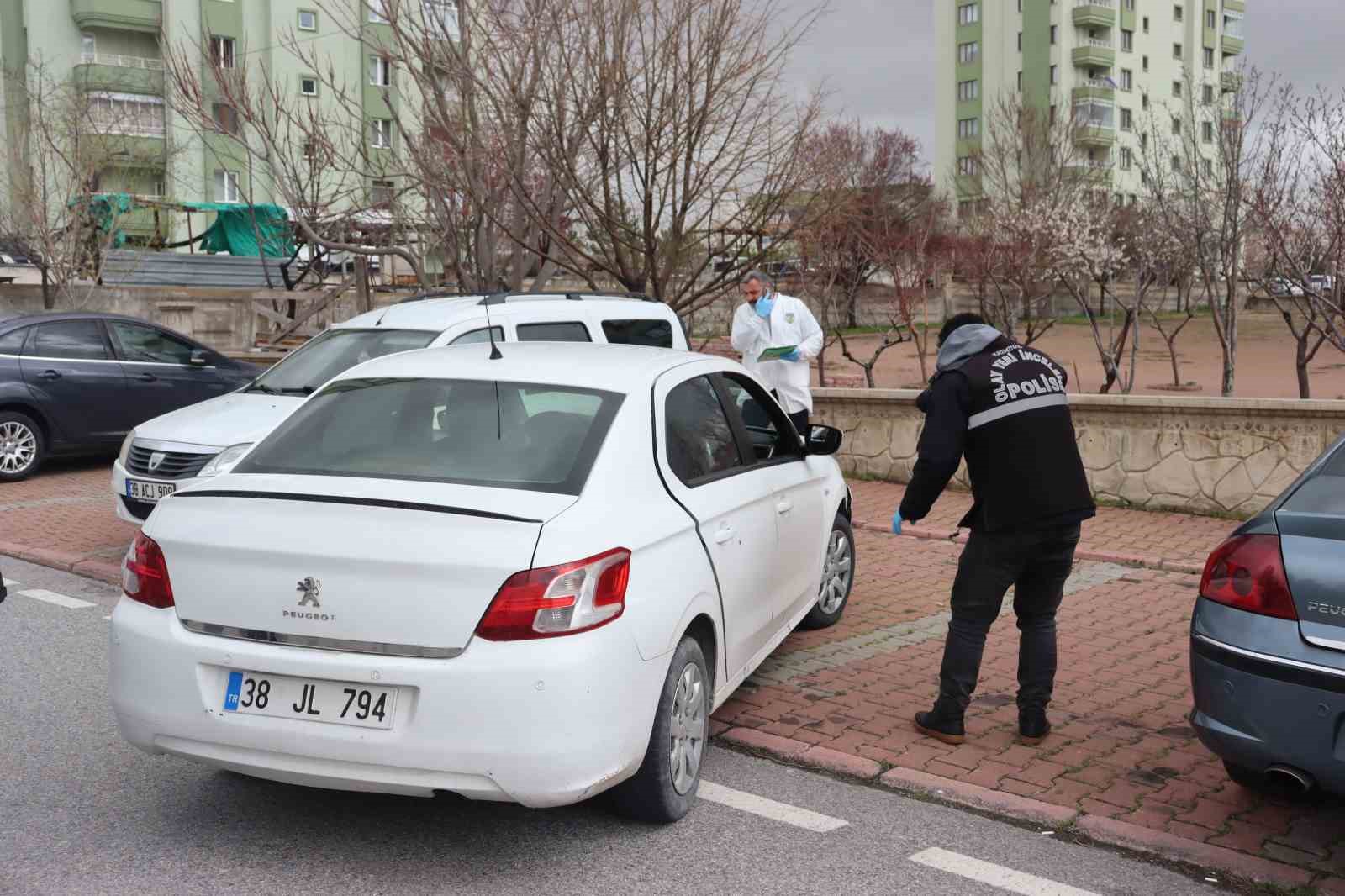 Kayseri&rsquo;deki kavgada ara&ccedil;lar kurşunlandı
