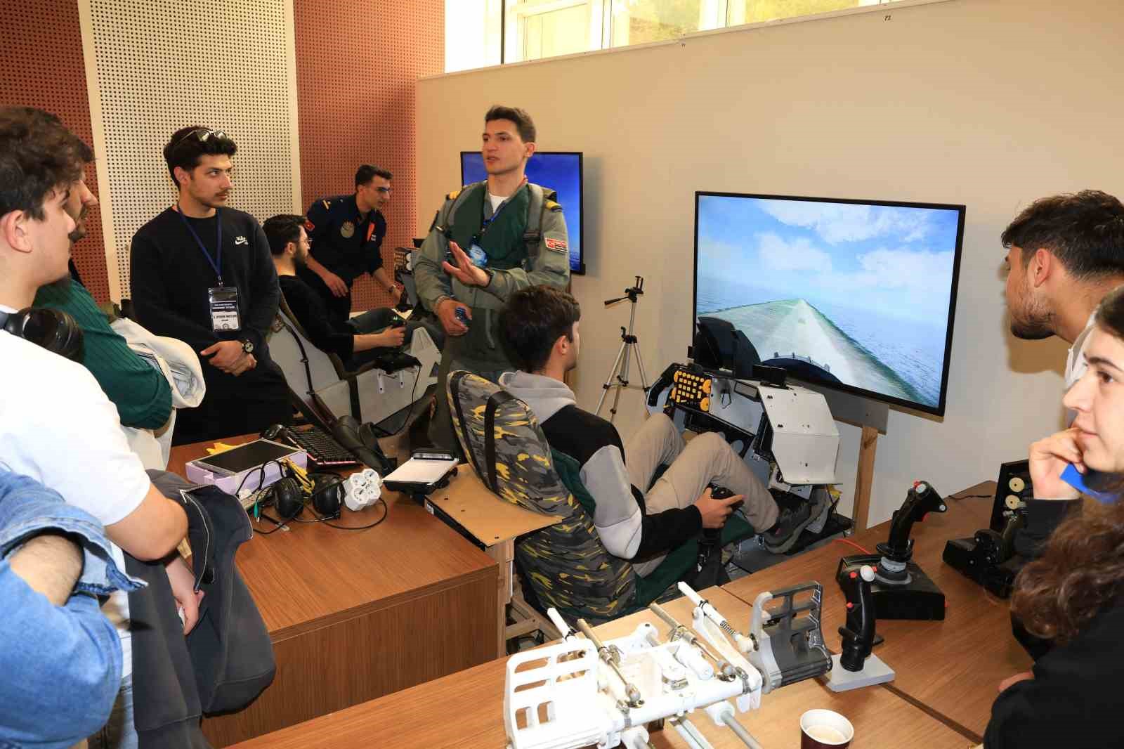 Teknoloji Fuarı&rsquo;nda sekt&ouml;r temsilcileri &ouml;ğrencilerle buluştu
