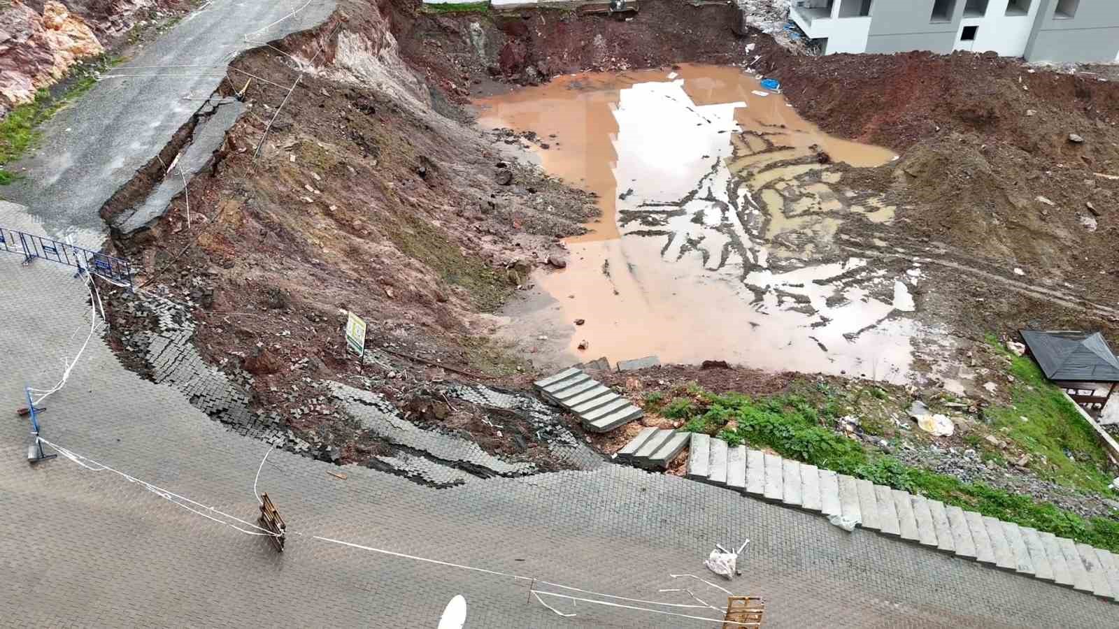 Edremit&rsquo;te inşaat alanında toprak kayması
