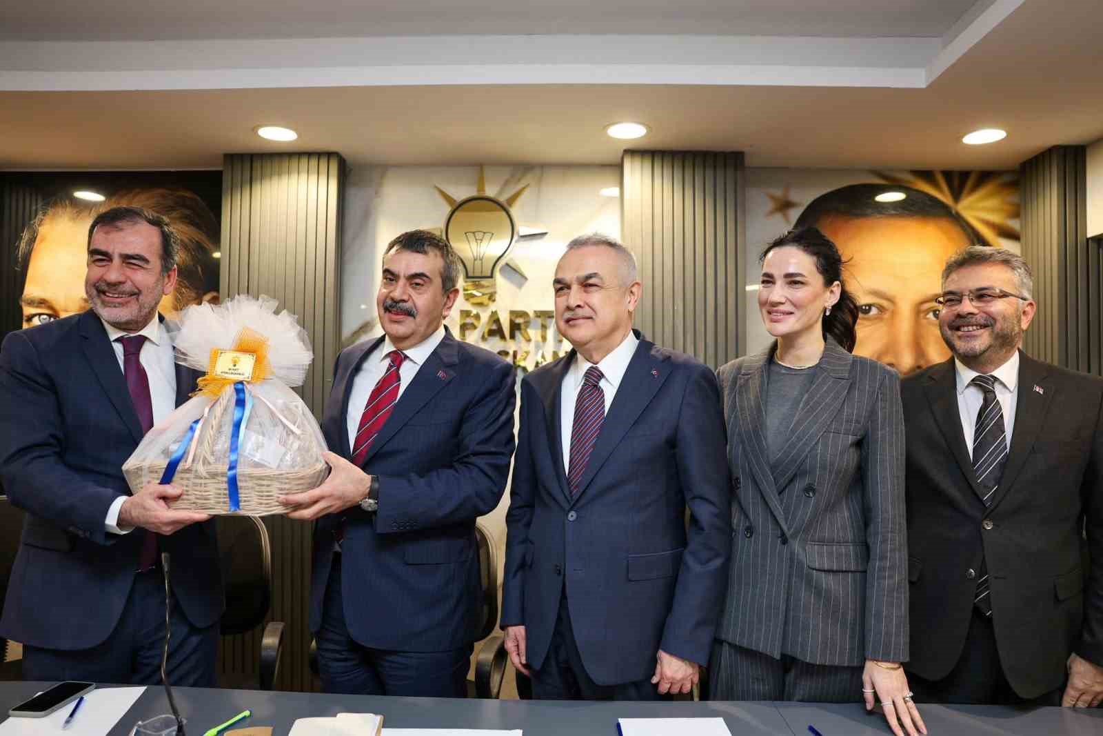 Bakan Tekin: "Sizin hayal edemediklerinizi biz ger&ccedil;ekleştiriyoruz"
