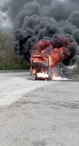 Yalova&rsquo;da seyir halindeki yolcu otob&uuml;s&uuml; alevlere teslim oldu
