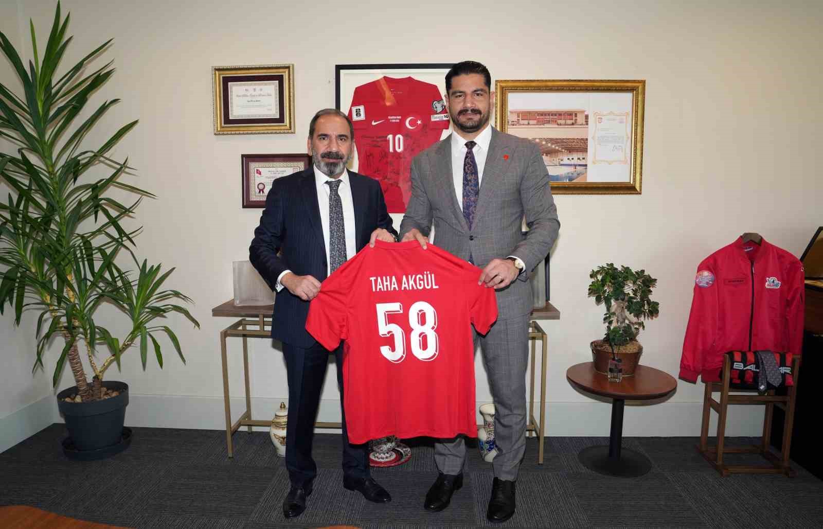 Taha Akg&uuml;l&rsquo;den, TFF Başkan Vekili Mecnun Otyakmaz&rsquo;a ziyaret
