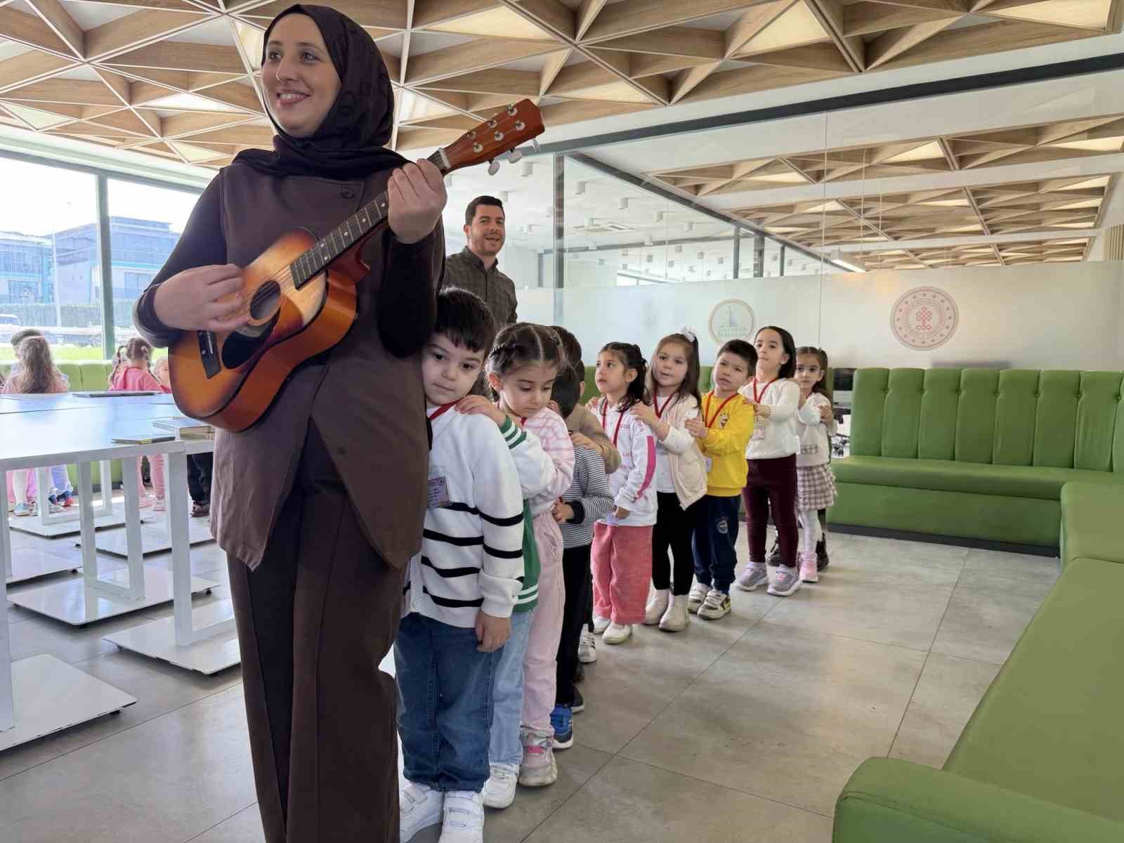 Kartepe&rsquo;de minikler K&uuml;t&uuml;phaneler Haftası&rsquo;nı m&uuml;zikli masallarla kutladı
