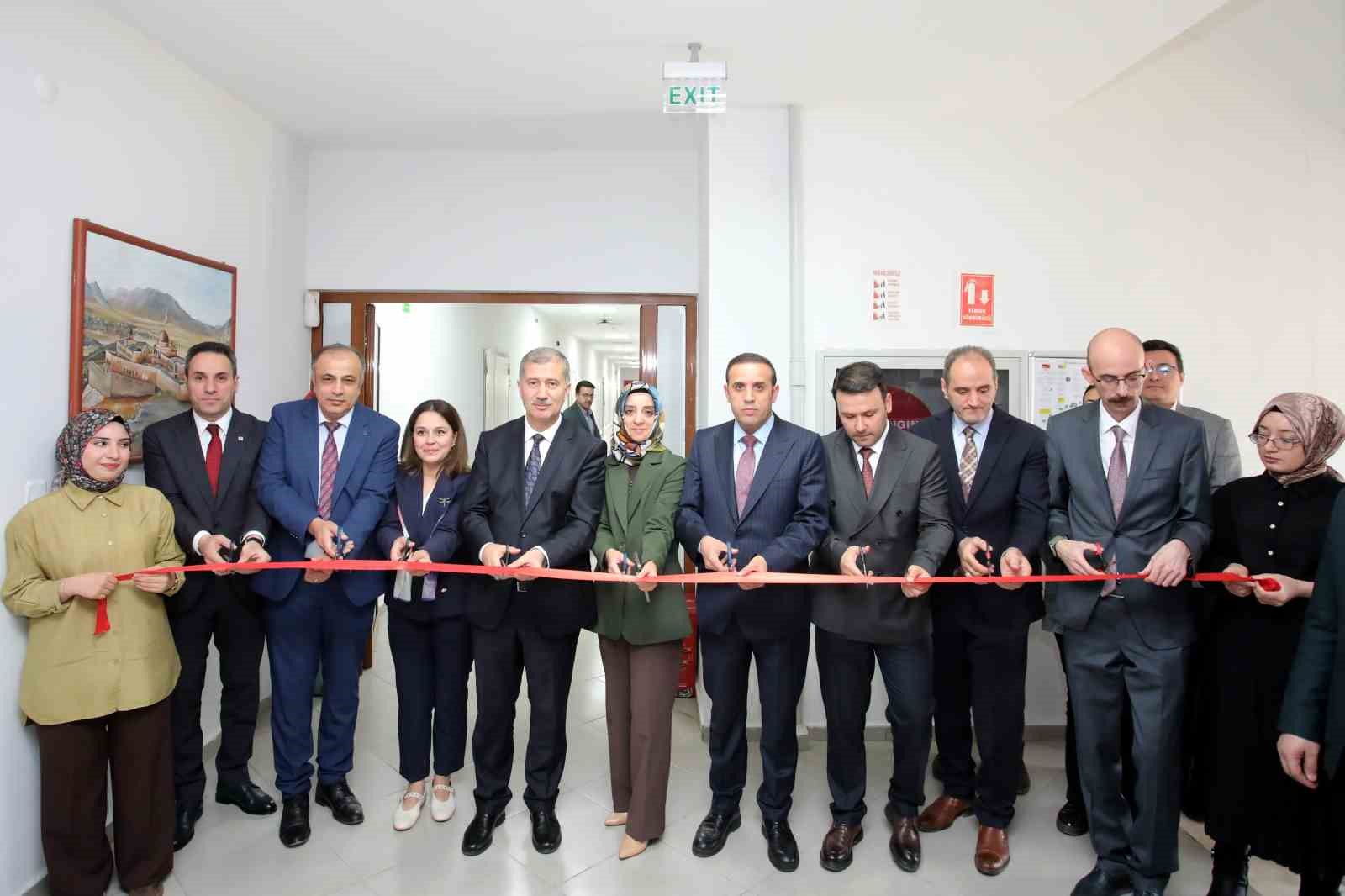 AİÇÜ’de zebra balığı translasyonel tıp araştırma laboratuvarı açıldı