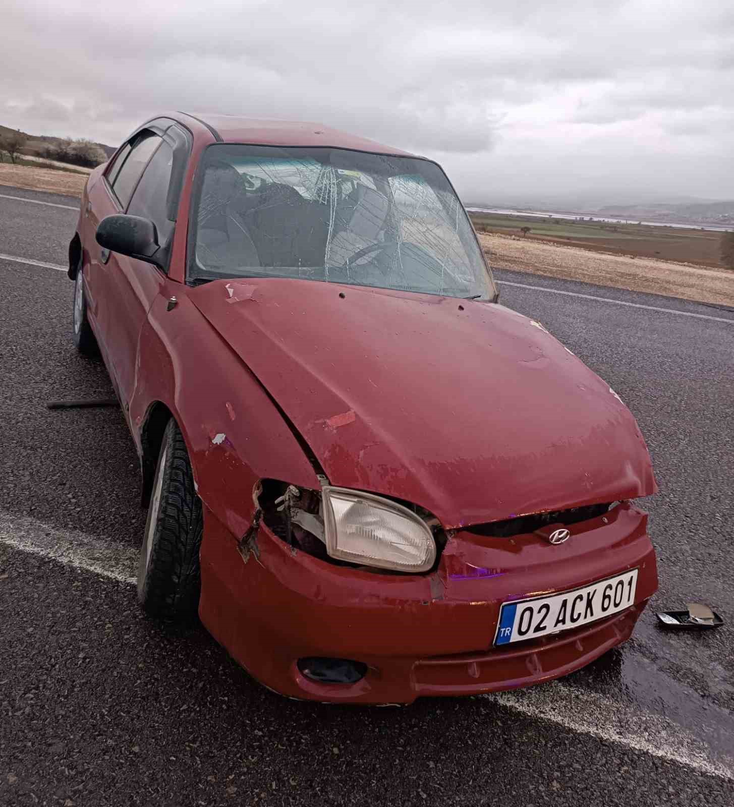 Yolda kayan ara&ccedil; karşı şeride ge&ccedil;erek ara&ccedil;la &ccedil;arpıştı: 2 yaralı
