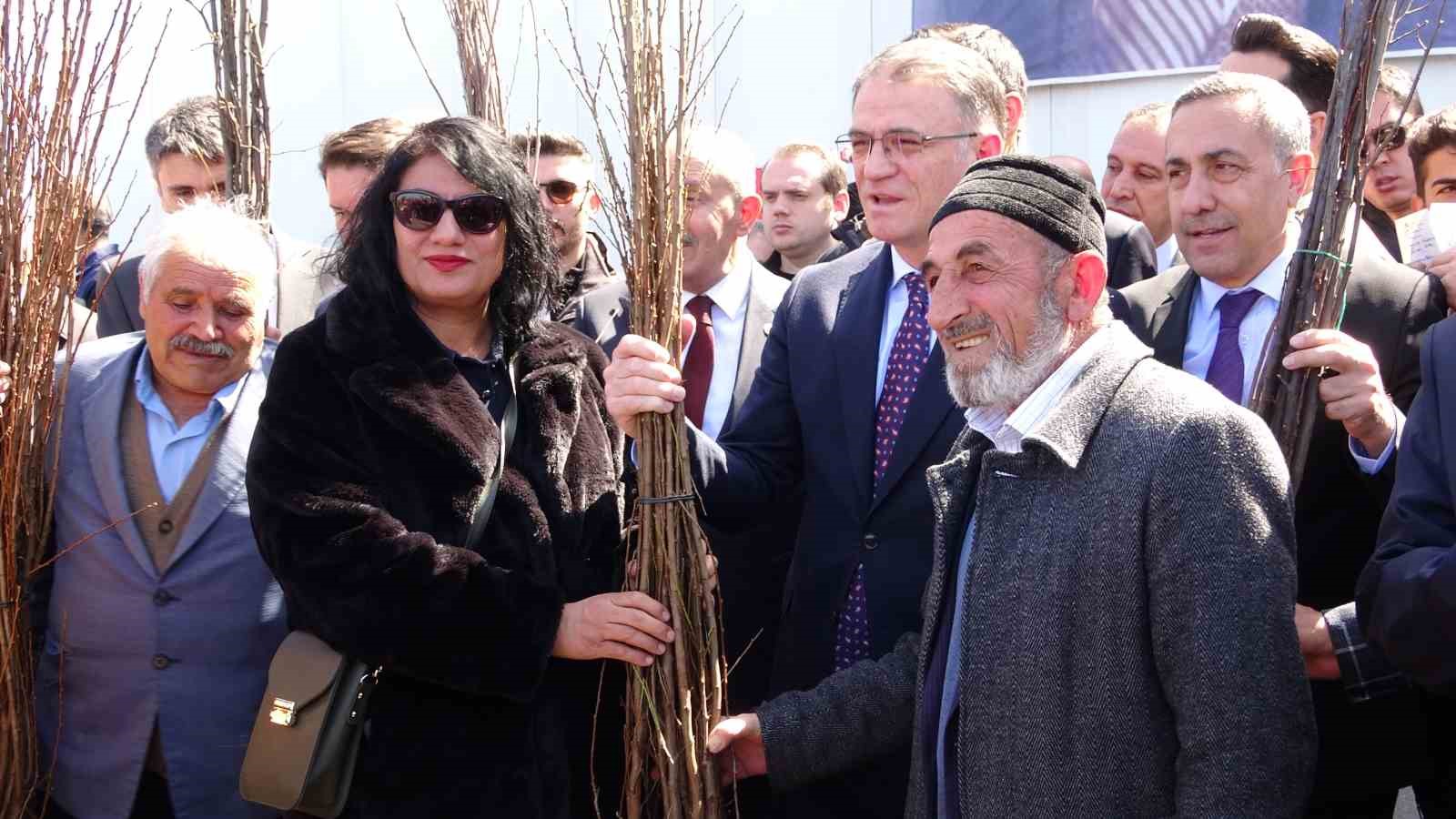 Van&rsquo;da 5 yılda 4 bu&ccedil;uk milyon fidan toprakla buluşturuldu
