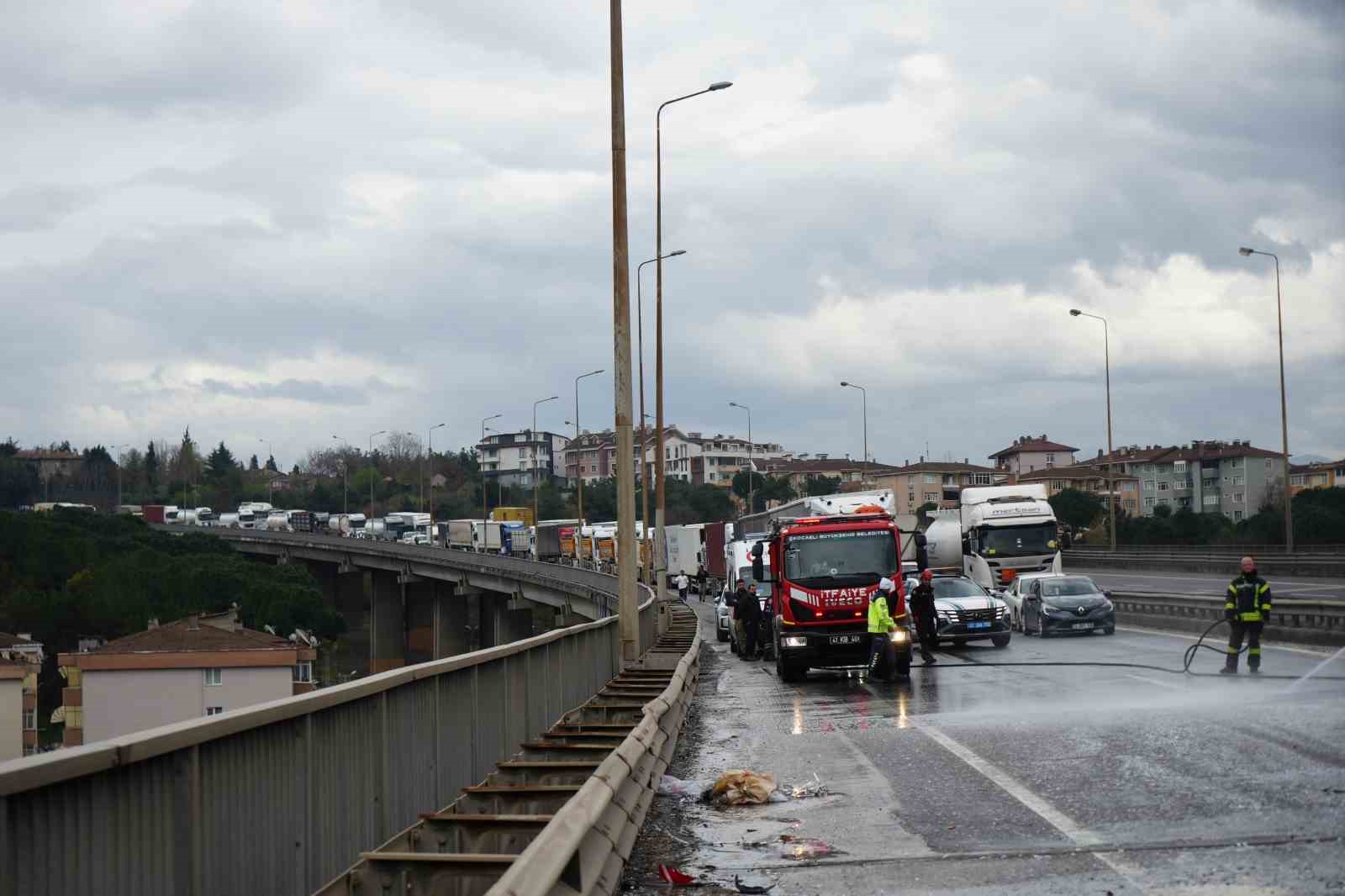 TEM Otoyolu&rsquo;nda yola d&ouml;k&uuml;len atıklar sonucu zincirleme kaza, 7 ara&ccedil; birbirine girdi
