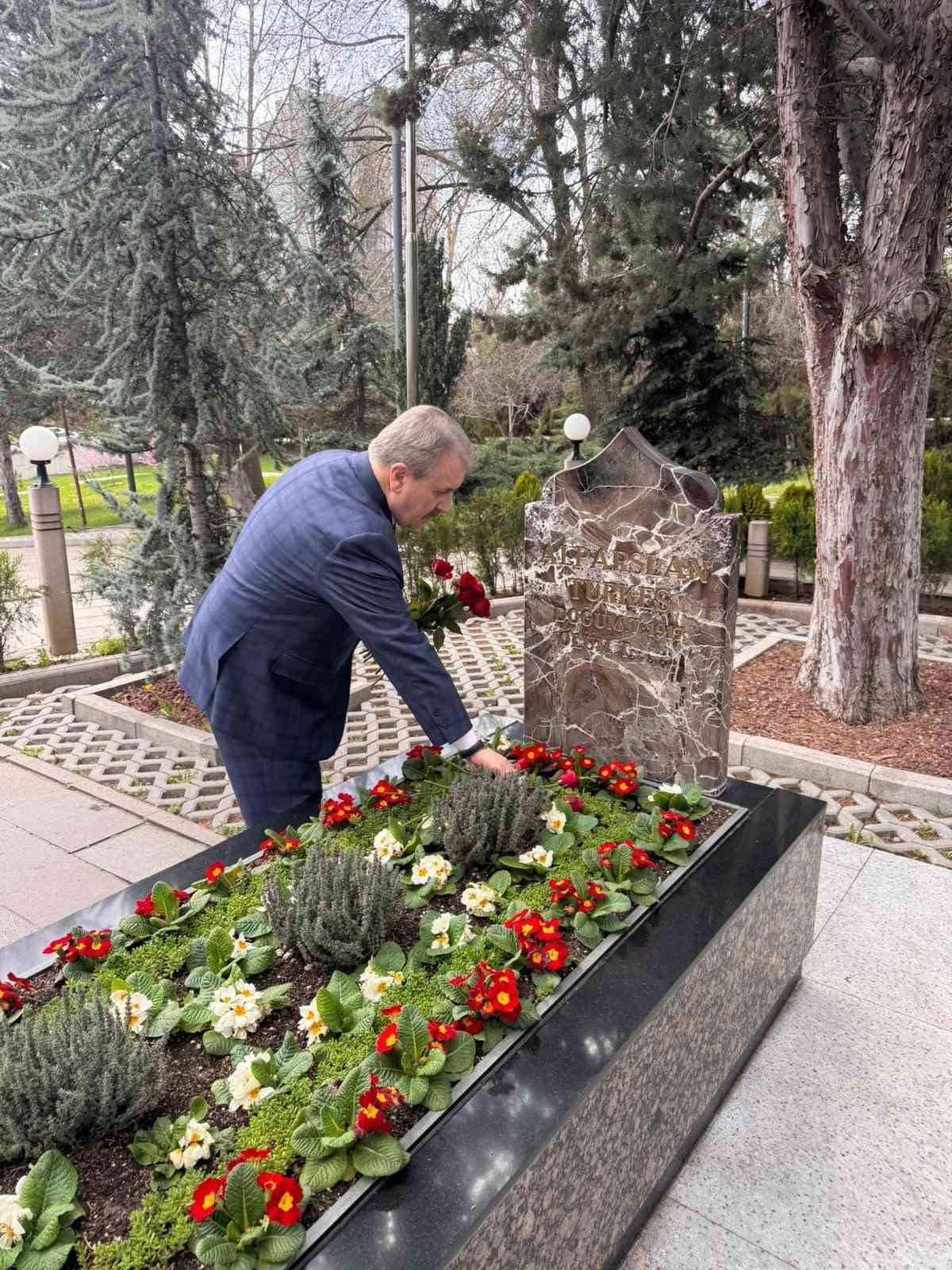 BBP Genel Başkanı Destici: "Merhum Alparslan T&uuml;rkeş&rsquo;i vefatının 29&rsquo;uncu sene-i devriyesinde kabri başında rahmetle yad ediyorum"
